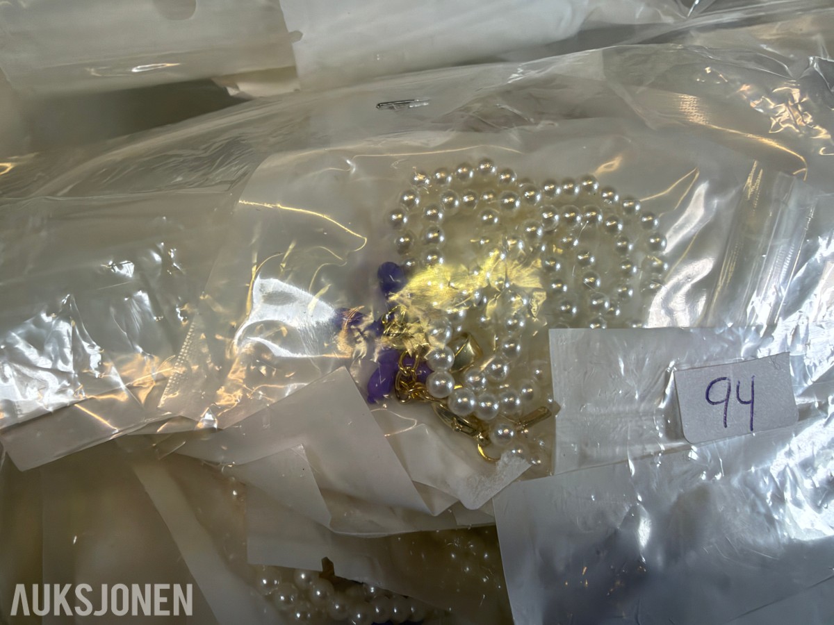 Ca 500 stk halskjeder med balloon dog anheng