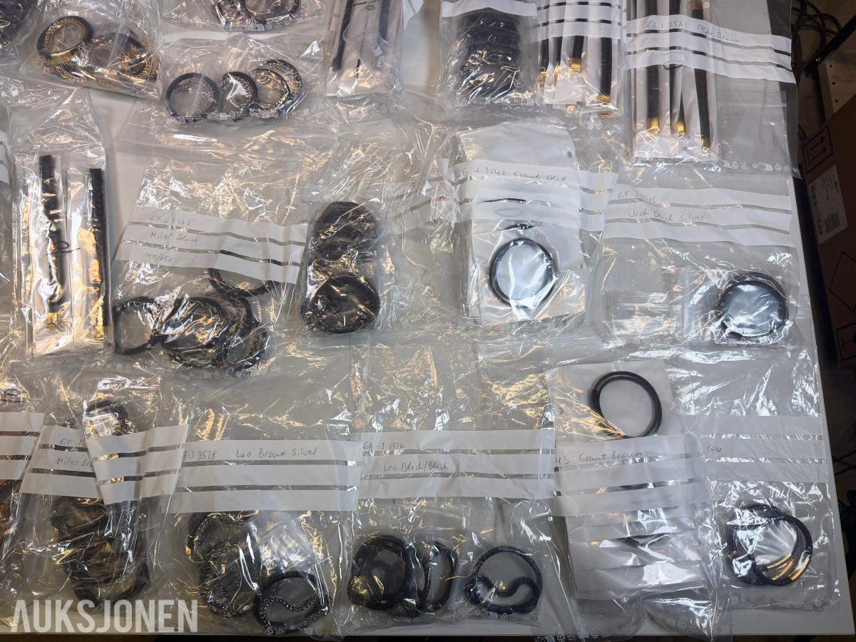Stort parti ca 200 stk armbånd, halskjeder og smykkedeler