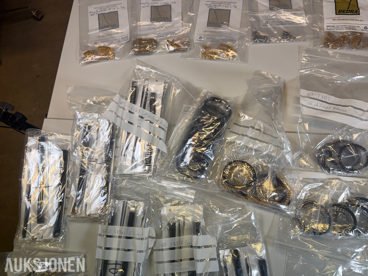 Stort parti ca 200 stk armbånd, halskjeder og smykkedeler