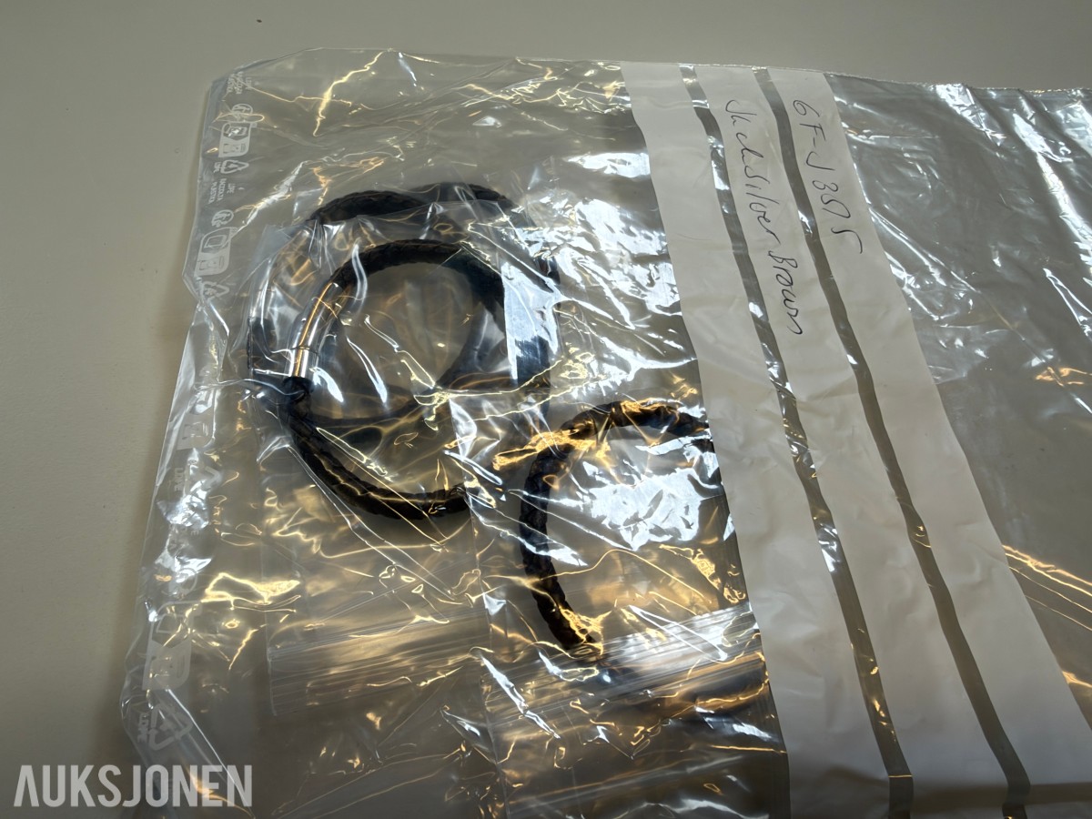 Stort parti ca 200 stk armbånd, halskjeder og smykkedeler
