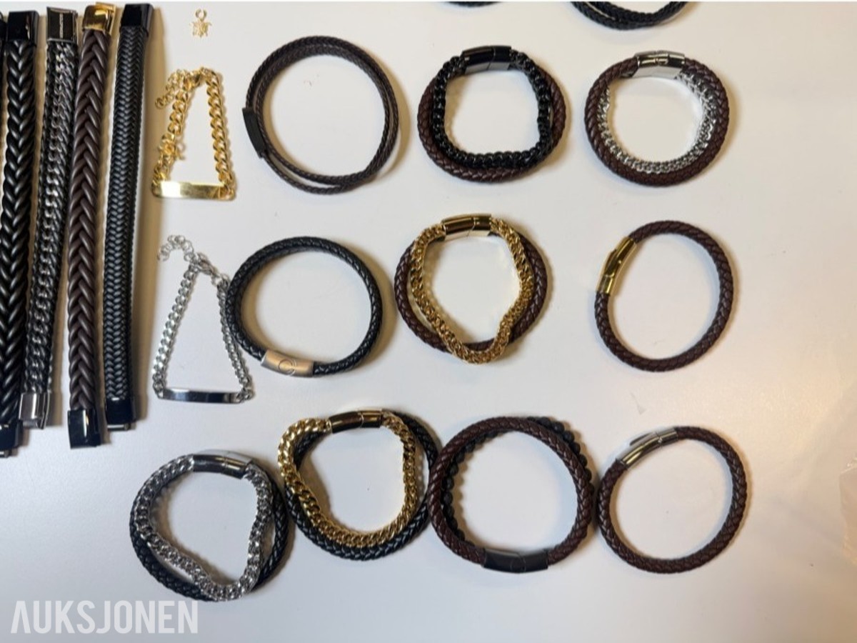 Stort parti ca 200 stk armbånd, halskjeder og smykkedeler
