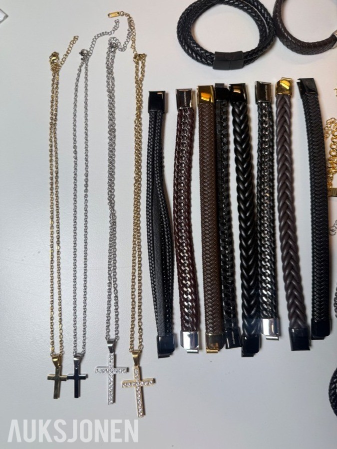 Stort parti ca 200 stk armbånd, halskjeder og smykkedeler
