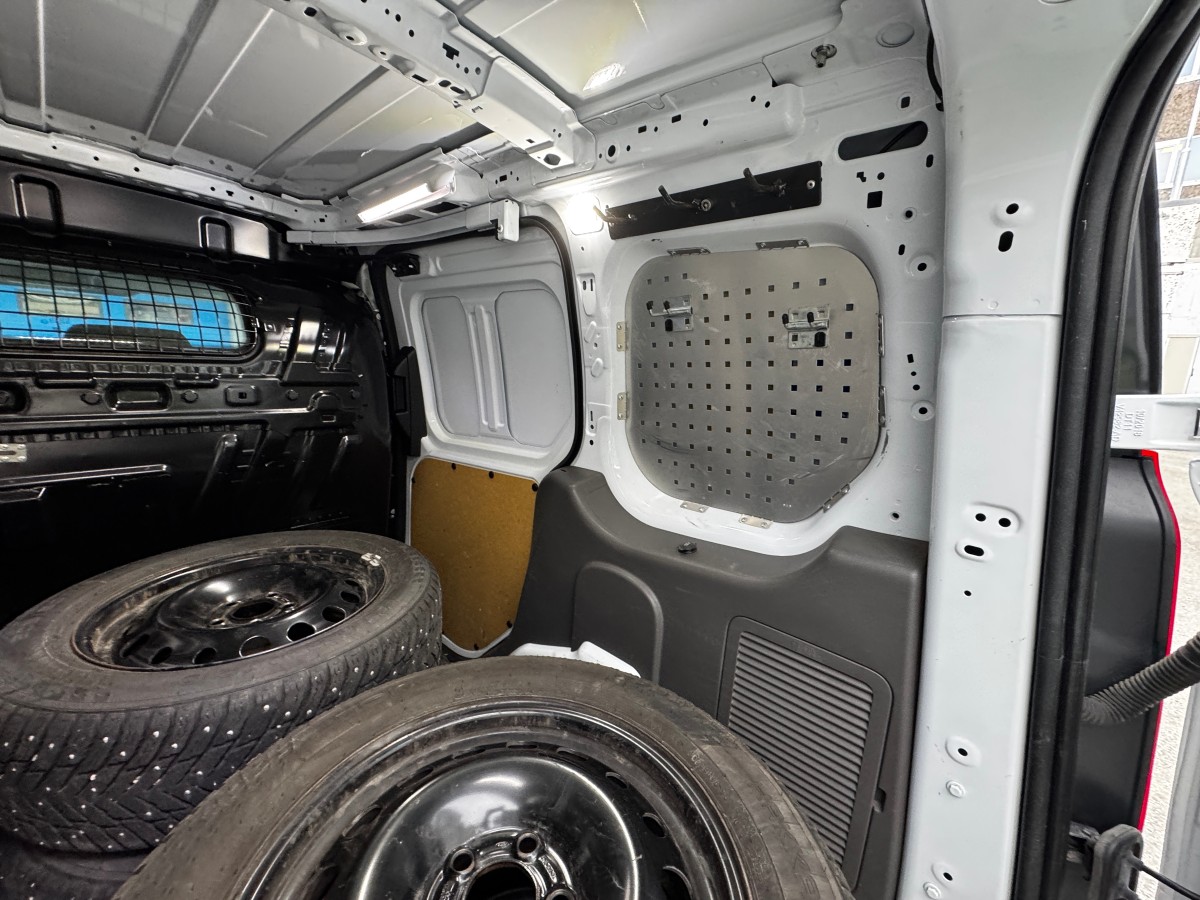 2018 Ford Transit Connect 230 L1 1,5 TDCi 100hk - Gått kun 46.035 km - 3 seter - Hengerfeste - Innredning - Historikk - EU ok til februar 2027