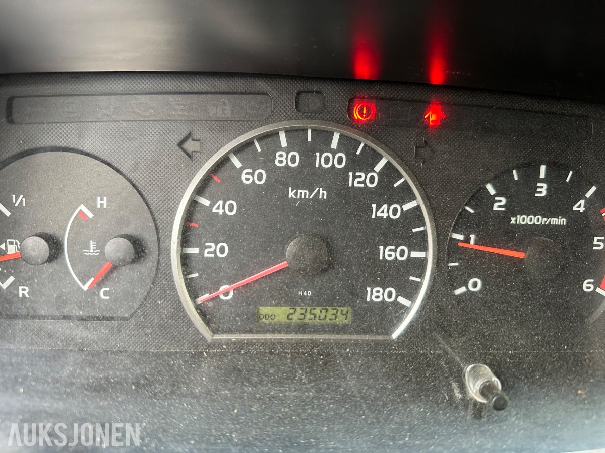 2012 TOYOTA HIACE 4WD 117HK HENGERFESTE TAKSTATIV