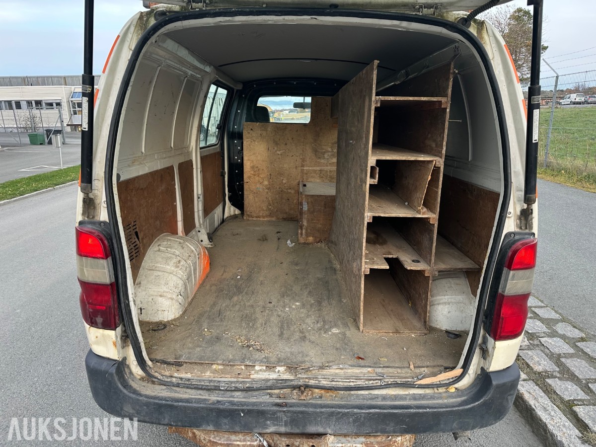 2012 TOYOTA HIACE 4WD 117HK HENGERFESTE TAKSTATIV
