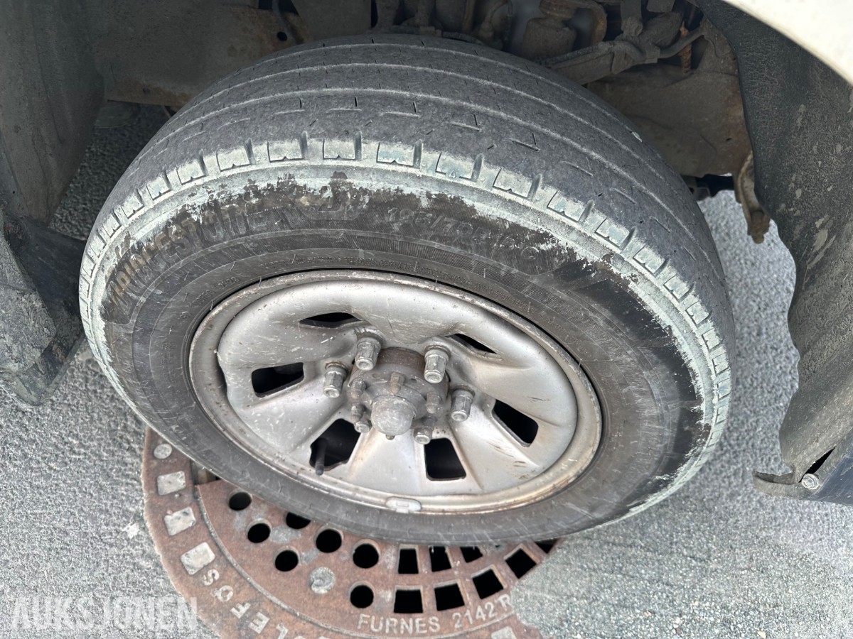 2012 TOYOTA HIACE 4WD 117HK HENGERFESTE TAKSTATIV