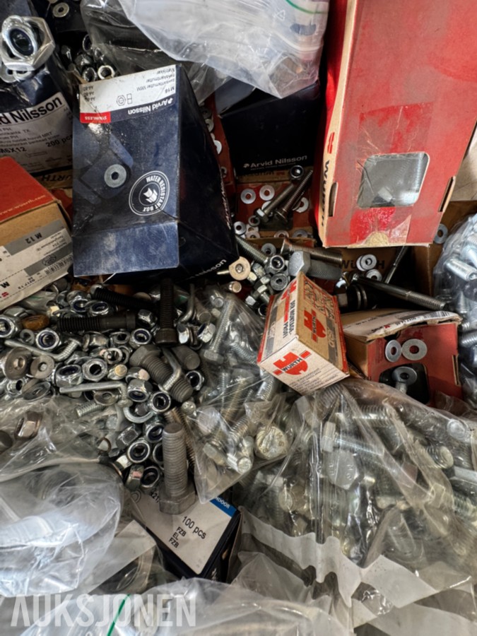 1 palle med diverse festemateriell - bolter, muttere, skiver mm - 400 kg