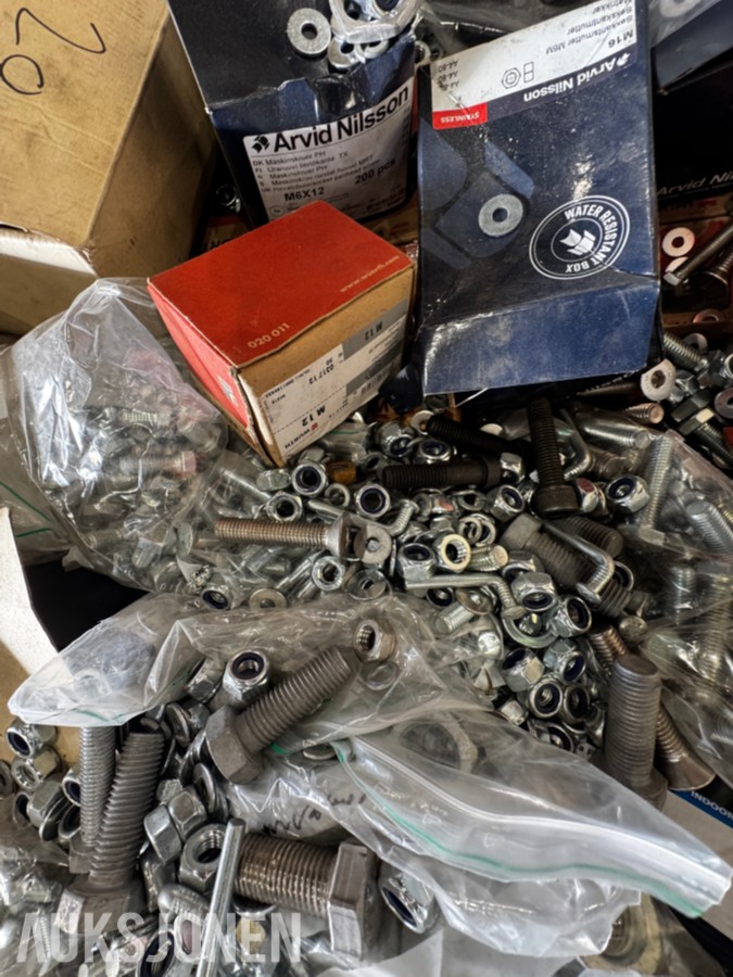 1 palle med diverse festemateriell - bolter, muttere, skiver mm - 400 kg