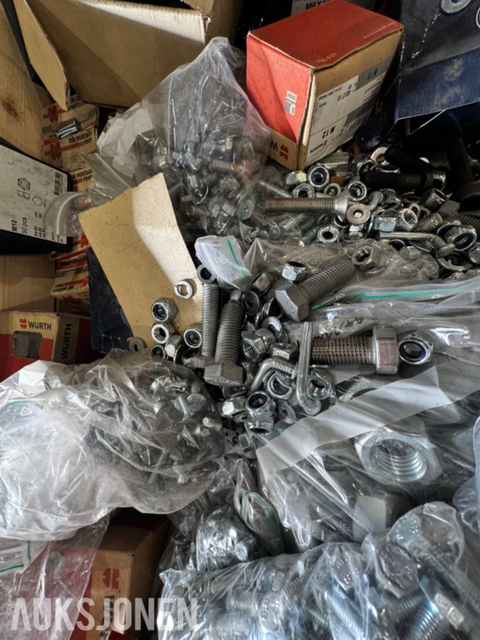 1 palle med diverse festemateriell - bolter, muttere, skiver mm - 400 kg
