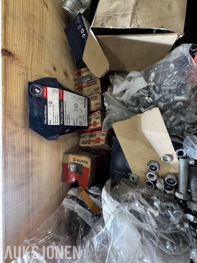 1 palle med diverse festemateriell - bolter, muttere, skiver mm - 400 kg