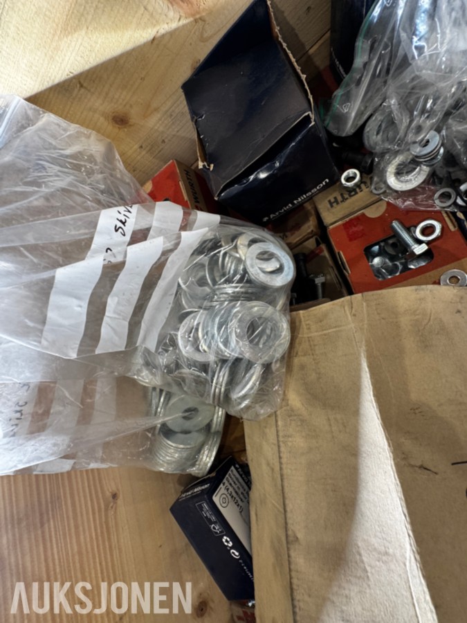 1 palle med diverse festemateriell - bolter, muttere, skiver mm - 400 kg