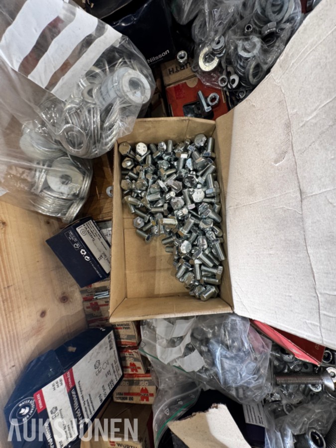 1 palle med diverse festemateriell - bolter, muttere, skiver mm - 400 kg