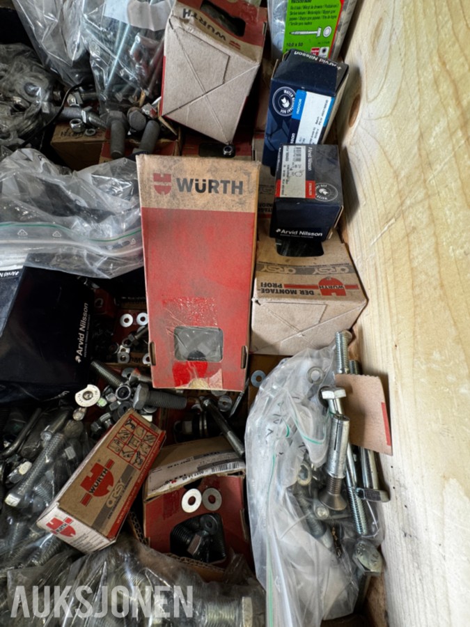 1 palle med diverse festemateriell - bolter, muttere, skiver mm - 400 kg