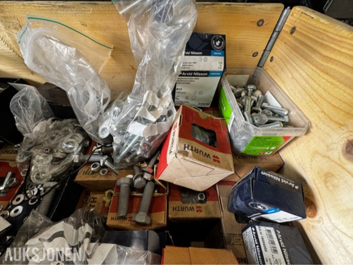1 palle med diverse festemateriell - bolter, muttere, skiver mm - 400 kg