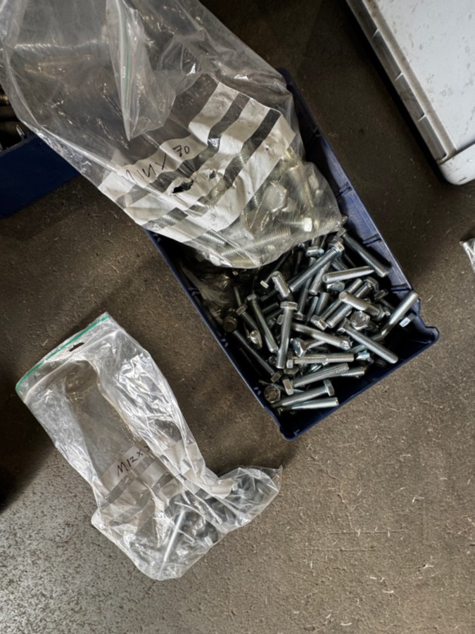 1 palle med diverse festemateriell - bolter, muttere, skiver mm - 330 kg