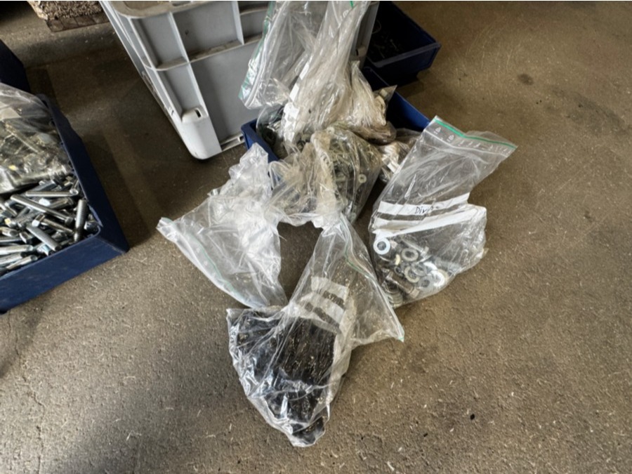 1 palle med diverse festemateriell - bolter, muttere, skiver mm - 330 kg