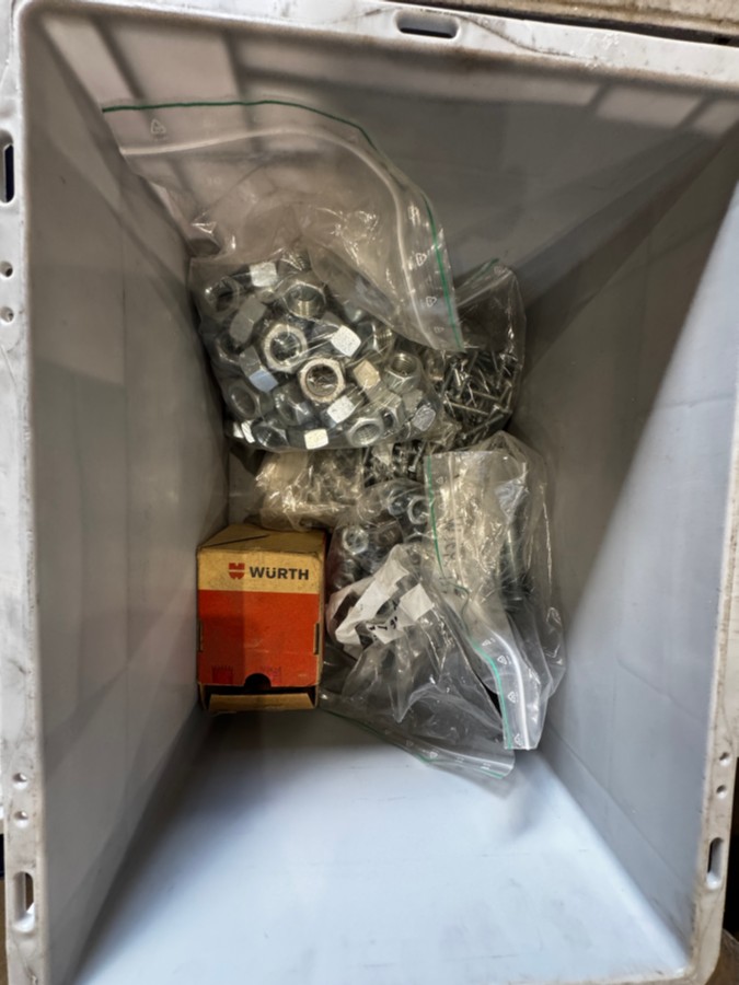 1 palle med diverse festemateriell - bolter, muttere, skiver mm - 330 kg