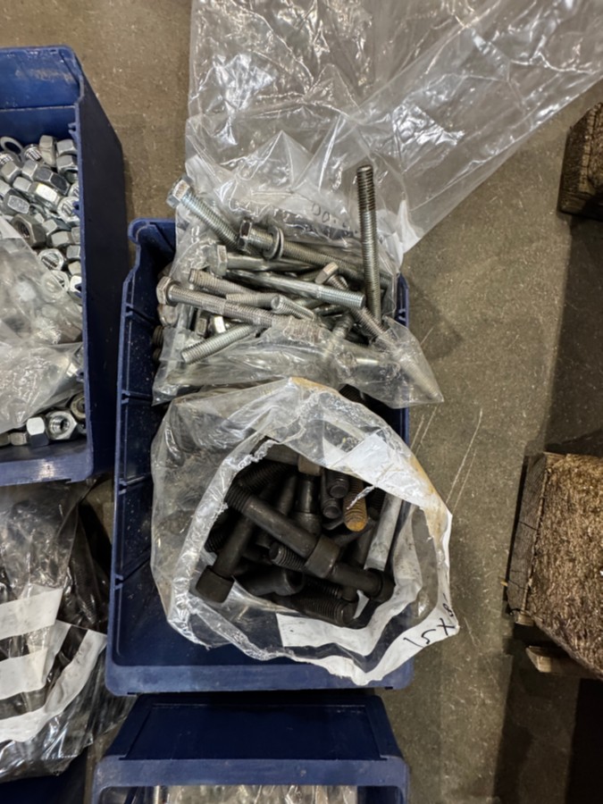 1 palle med diverse festemateriell - bolter, muttere, skiver mm - 330 kg