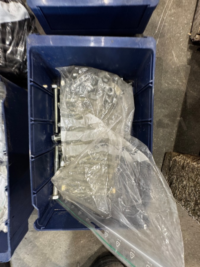 1 palle med diverse festemateriell - bolter, muttere, skiver mm - 330 kg