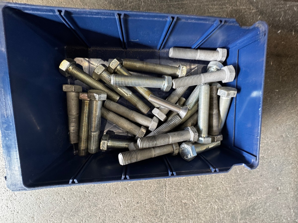 1 palle med diverse festemateriell - bolter, muttere, skiver mm - 330 kg