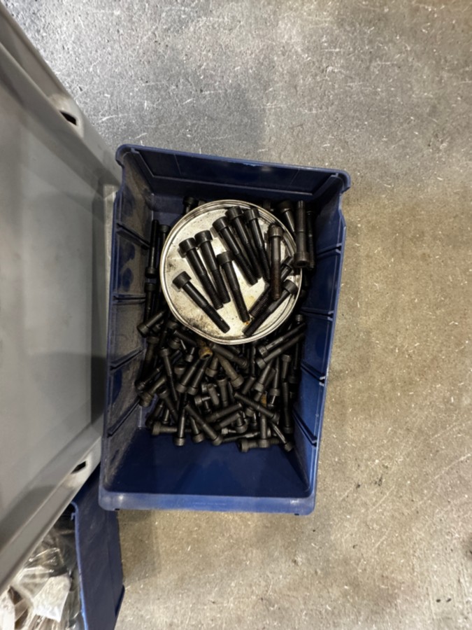 1 palle med diverse festemateriell - bolter, muttere, skiver mm - 330 kg