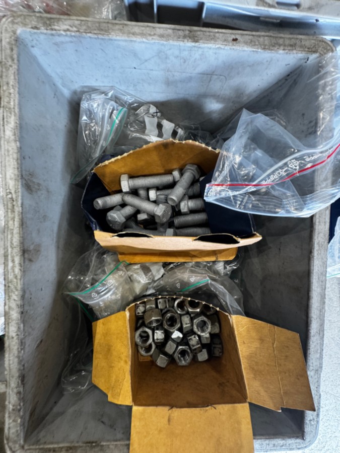1 palle med diverse festemateriell - bolter, muttere, skiver mm - 330 kg