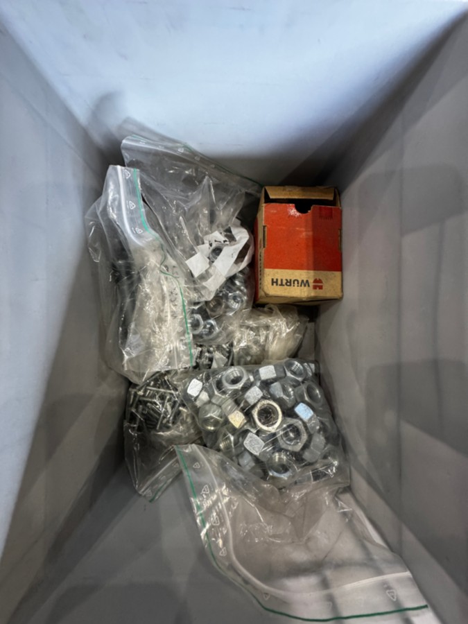1 palle med diverse festemateriell - bolter, muttere, skiver mm - 330 kg