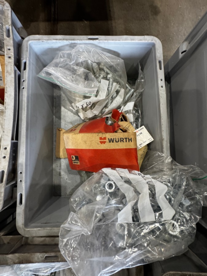 1 palle med diverse festemateriell - bolter, muttere, skiver mm - 330 kg