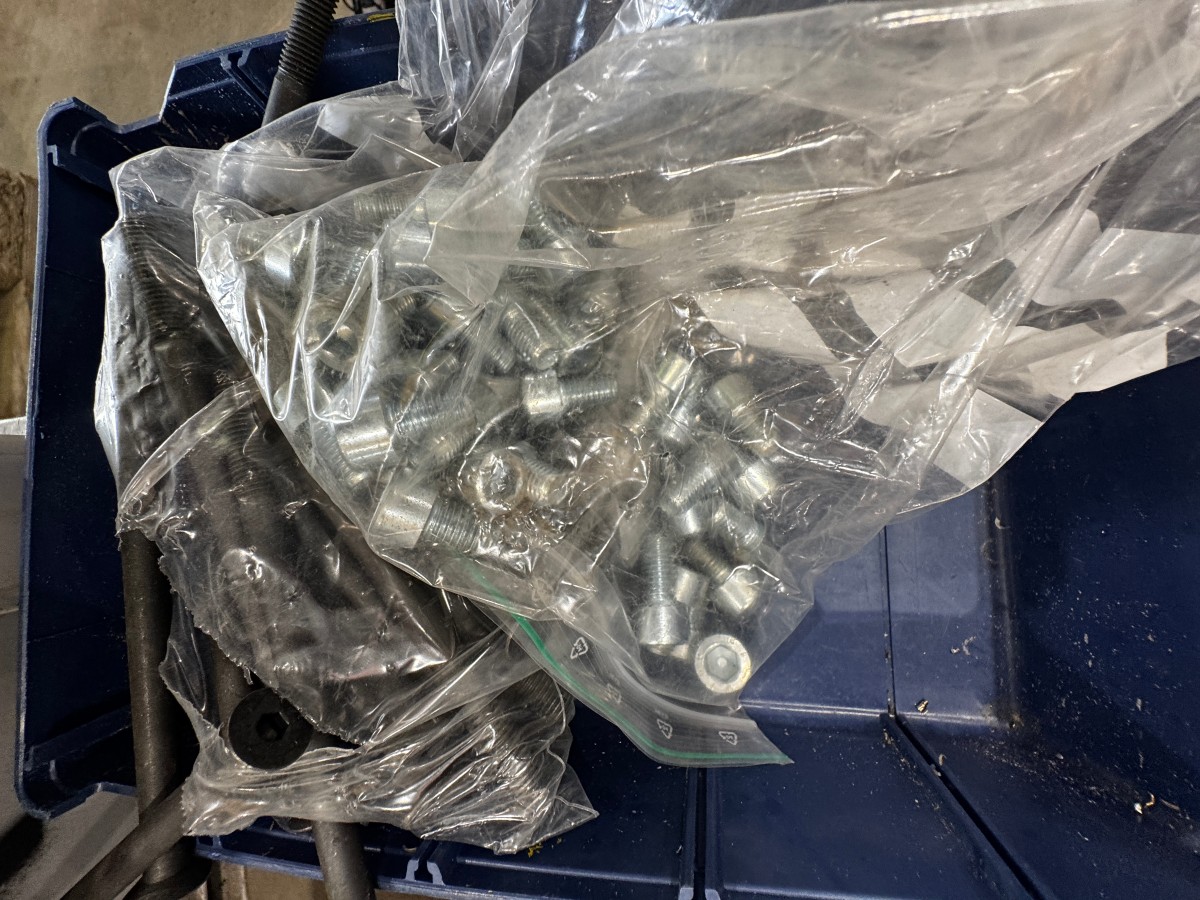 1 palle med diverse festemateriell - bolter, muttere, skiver mm - 330 kg