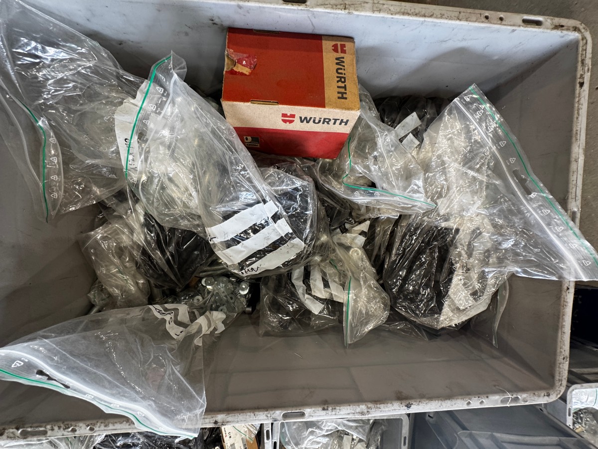 1 palle med diverse festemateriell - bolter, muttere, skiver mm - 330 kg