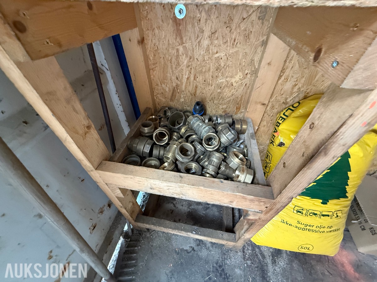8 Fots container med verktøy/utstyr