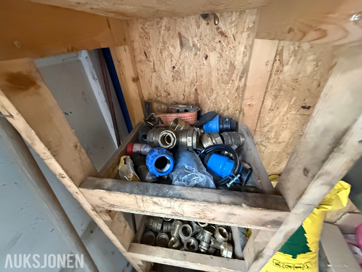 8 Fots container med verktøy/utstyr