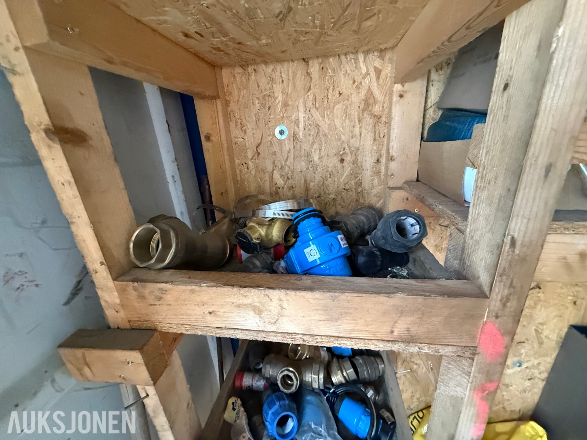 8 Fots container med verktøy/utstyr