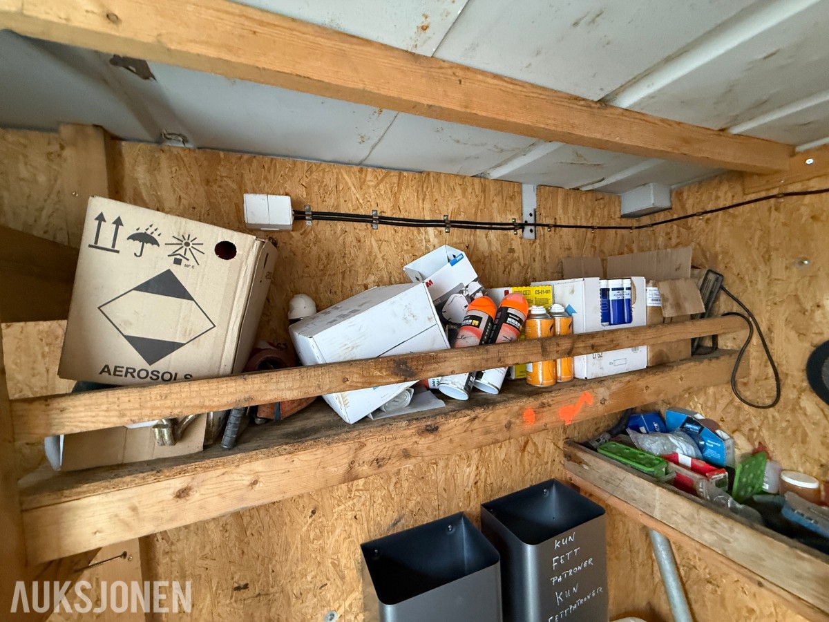 8 Fots container med verktøy/utstyr
