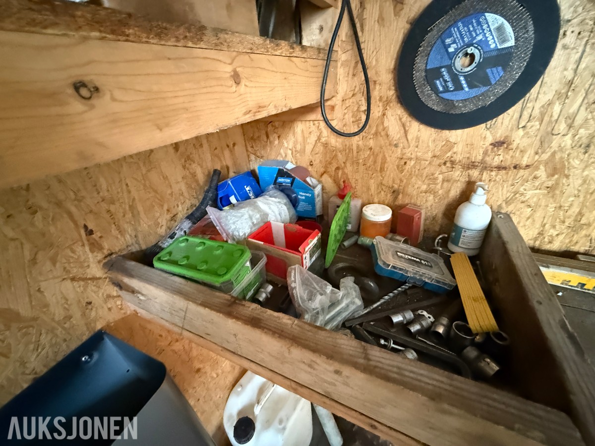 8 Fots container med verktøy/utstyr