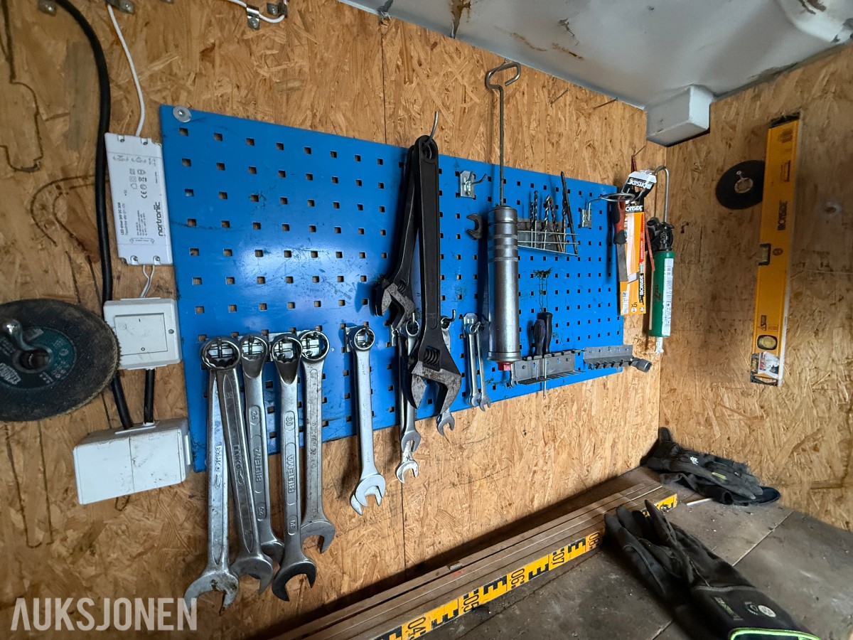 8 Fots container med verktøy/utstyr