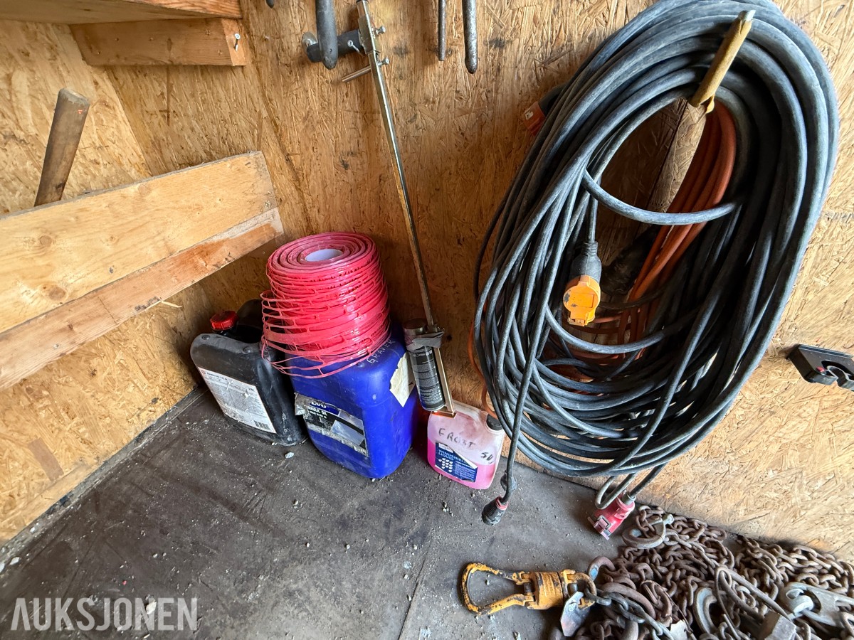 8 Fots container med verktøy/utstyr