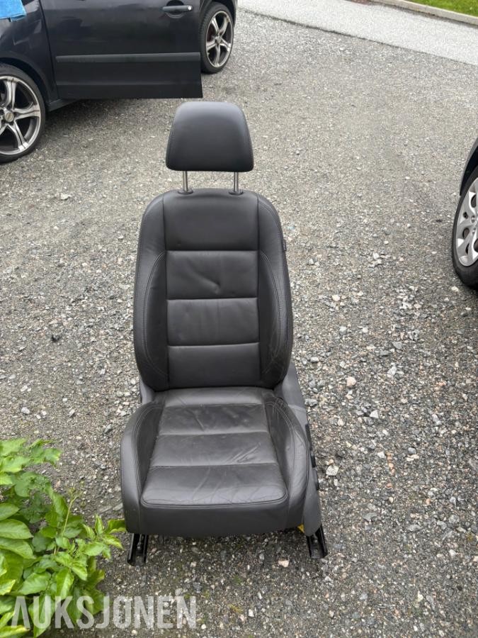 2003 Skinnseter VW Golf MK5