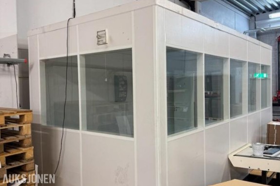 Kontorbrakke  2,4 x 4,8 m med vinduer, belysning og ventilasjon