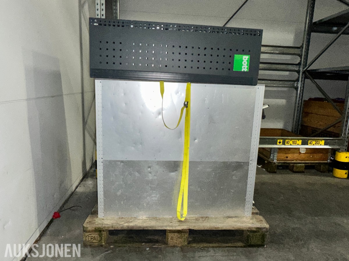 Bott bilinnredning med skuffer og oppbevaringsrom