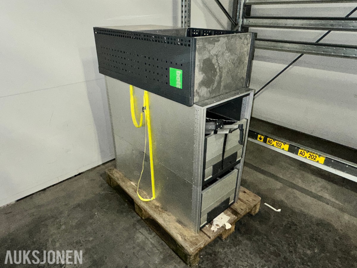 Bott bilinnredning med skuffer og oppbevaringsrom