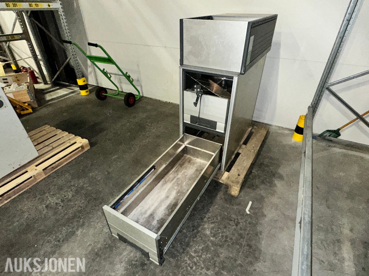 Bott bilinnredning med skuffer og oppbevaringsrom