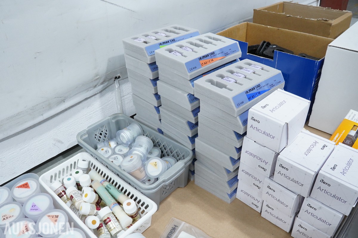 Tannlegeutstyr - Stort parti dentalteknisk forbruksmateriell og komponenter