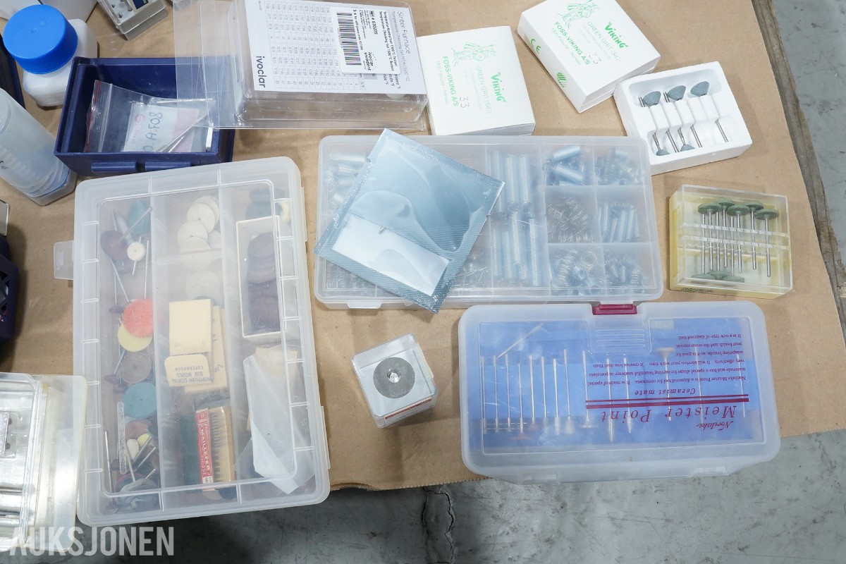 Stort parti dentalteknisk verktøy, utstyr og forbruksmateriell