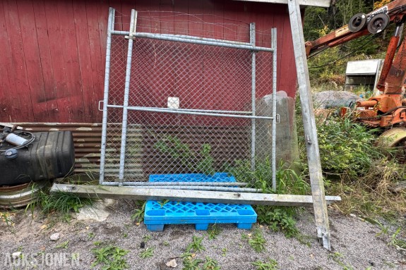 Port 4 meter 2 meter høy, stolper og feste