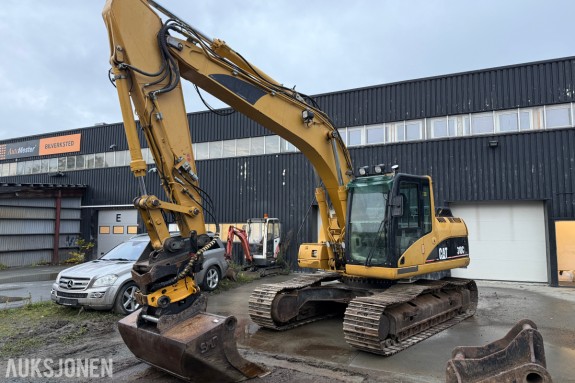 2007 Cat 318CL Beltegraver, 11 430 t, S70 hurtigfeste, Engcon rototilt og 2 skuffer
