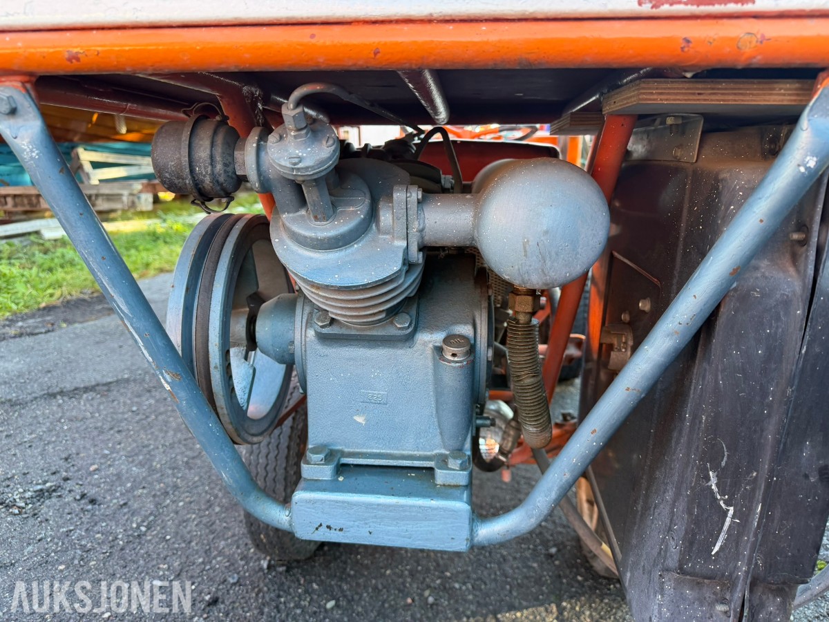 1964 Jacobsen Chief hagetraktor med Atlas Copco luftkompressor og tilhengere
