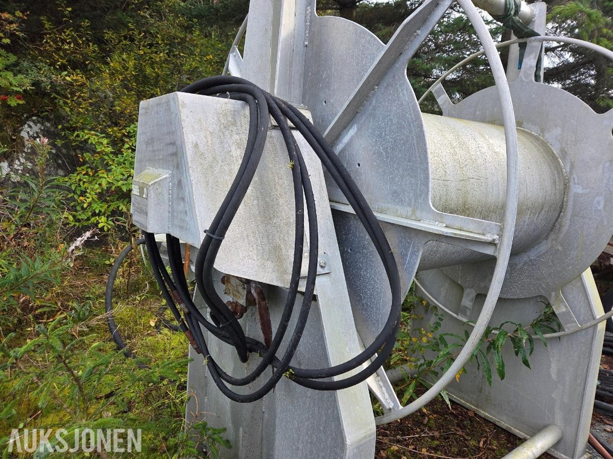 Hydraulisk slangetrommel for undervannsarbeid med BINI slepering og svivel
