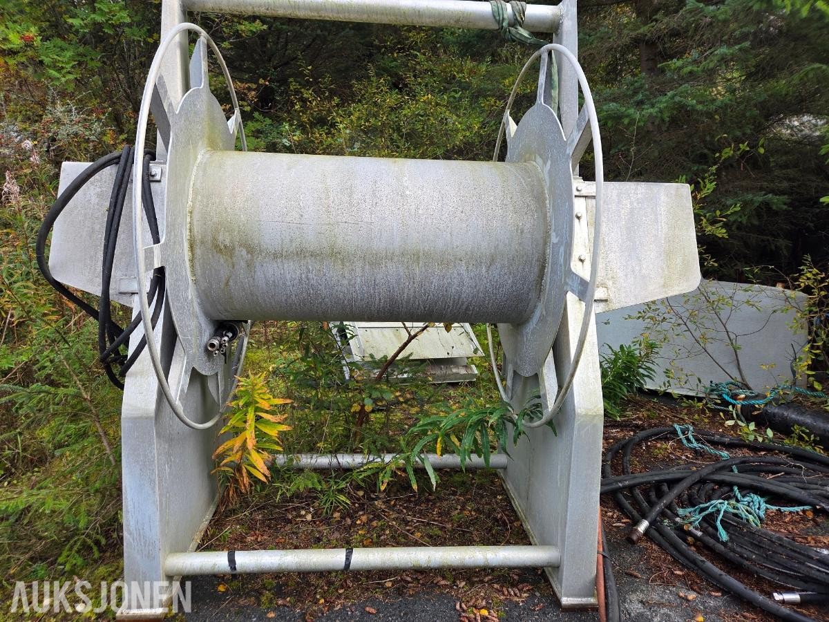 Hydraulisk slangetrommel for undervannsarbeid med BINI slepering og svivel