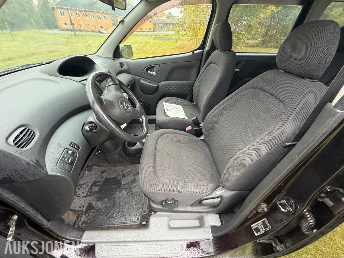 2005 Toyota YARIS VERSO 1.3-84 - 5 seter - servicehistorikk